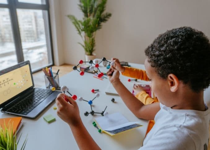 Online lessons with the feel of a real school